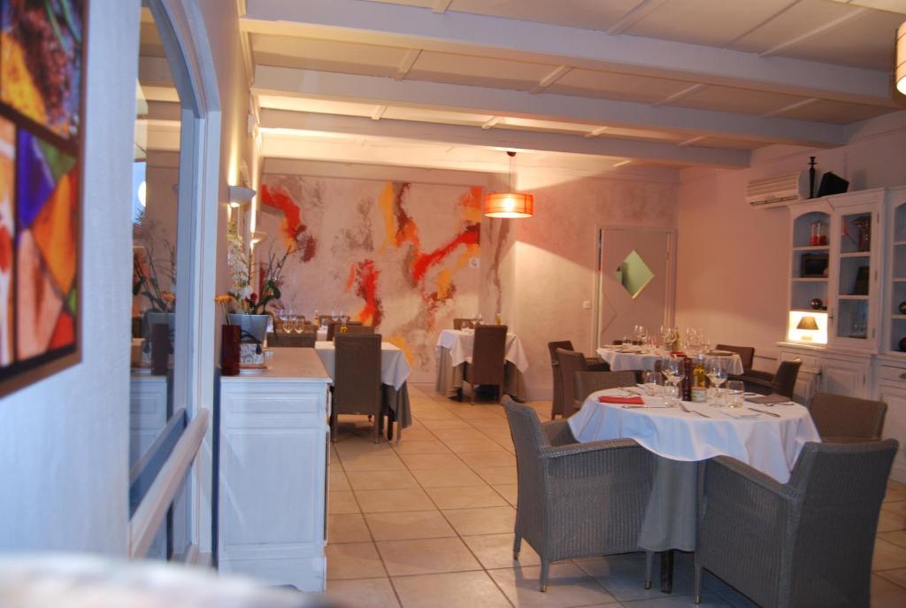 Logis Hotel Restaurant Les Aubuns Caissargues Eksteriør billede